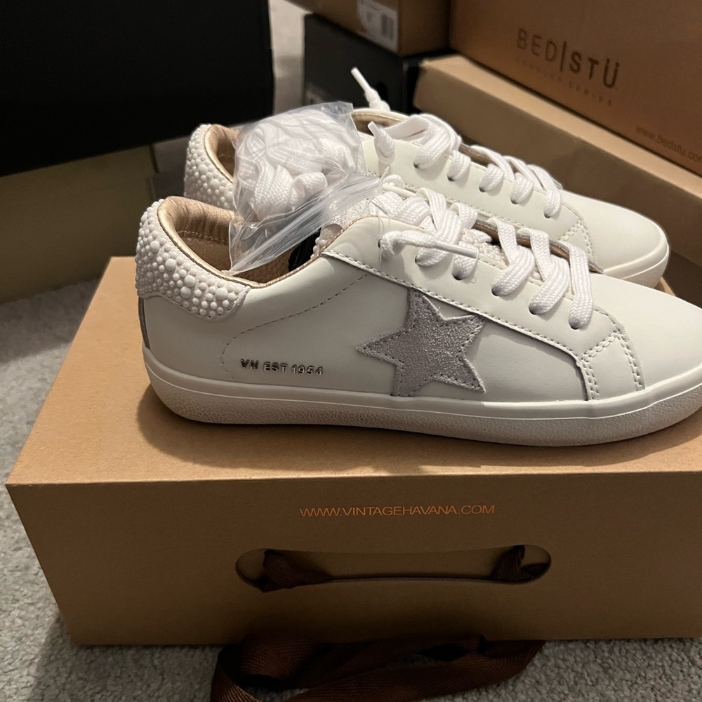 Vintage Havana White Sneakers with Gray Star